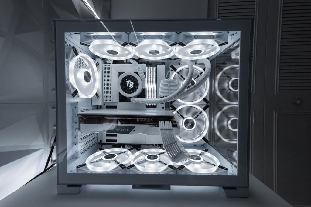 Pc Gamer Blanca Enfriamiento Líquido Intel Core i9 14900 RTX 5070 1TB + 32 Ram DDR5