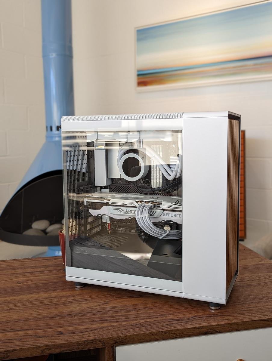 PC Avanzada para arquitectura, ingeniería y diseño con gabinete Fractal North blanco y frente de madera