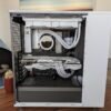 Interior de la PC Avanzada con enfriamiento líquido blanco y tarjeta de video