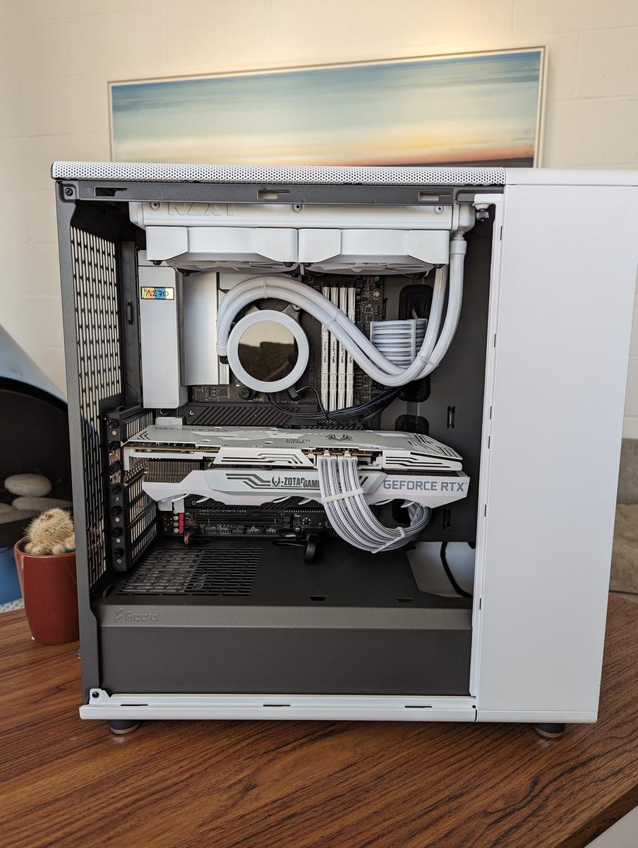 Interior de la PC Avanzada con enfriamiento líquido blanco y tarjeta de video