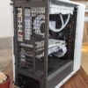 Vista trasera de la PC Avanzada con gabinete Fractal North blanco