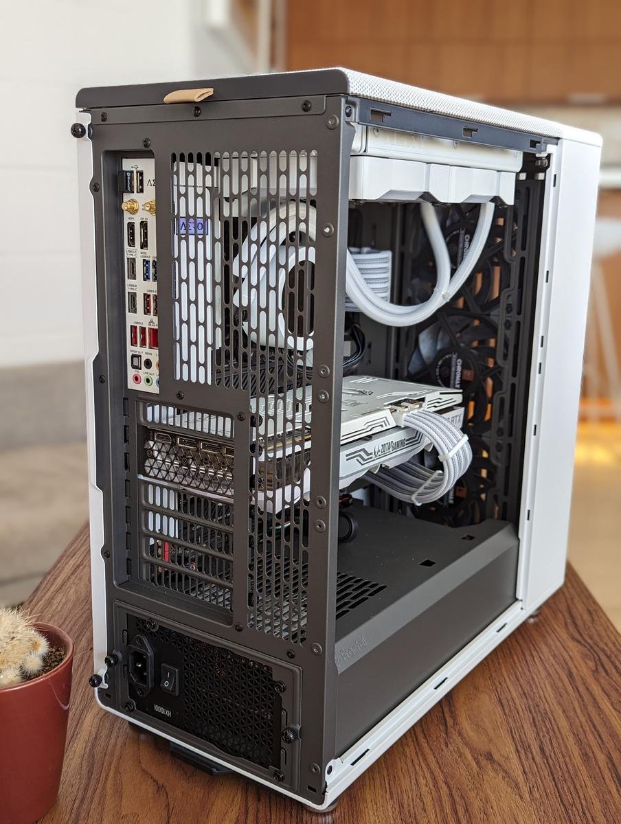 Vista trasera de la PC Avanzada con gabinete Fractal North blanco