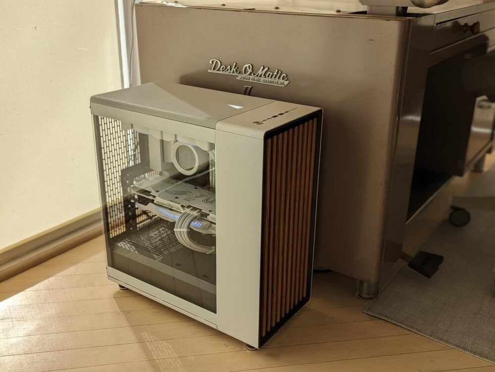 PC Avanzada con gabinete Fractal North blanco y frente de madera
